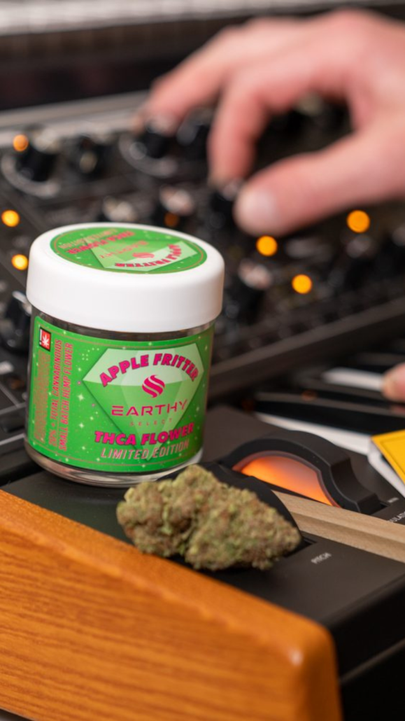 Apple Fritter THCa Bud by Earthy Select.